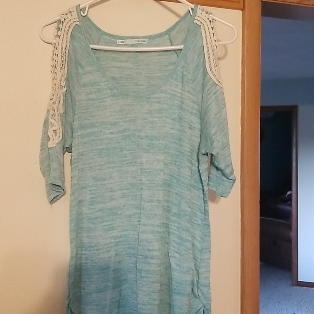 Quarter sleeve open shoulder shirt
